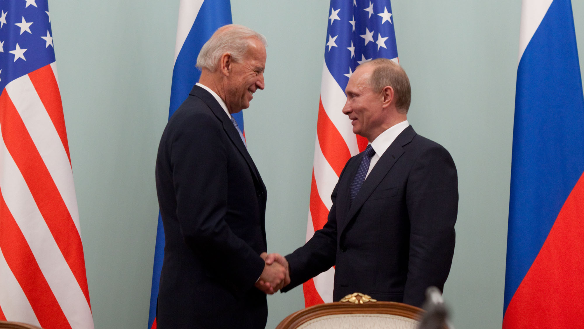 Джо Байден и Владимир Путин в 2011 году