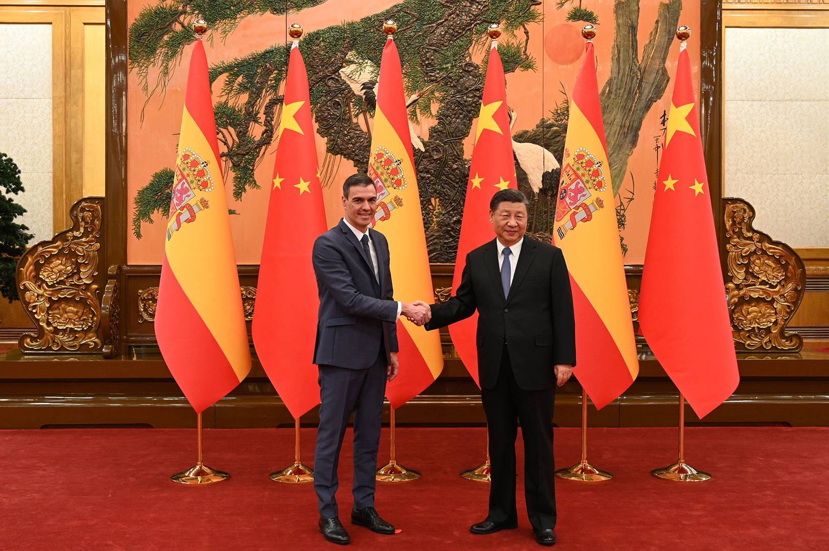 Председатель правительства Испании Педро Санчес и председатель КНР Си Цзиньпин