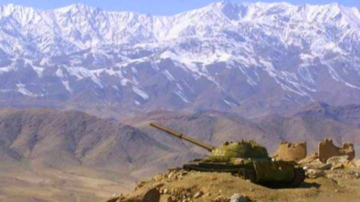 Советский танк Т-55 на огневой позиции в афганских горах
