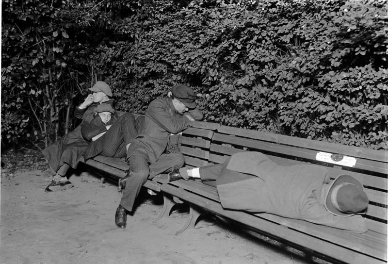 Берлин. Бездомные на скамейке в парке. 1931