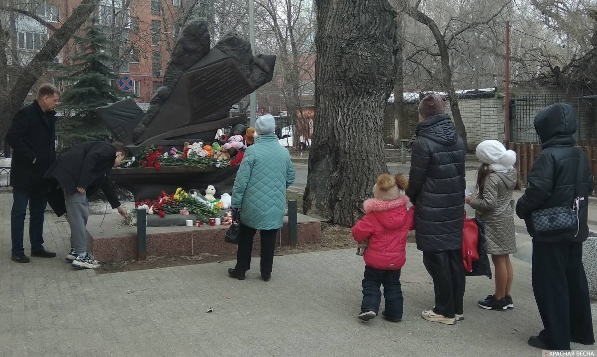 Воронежцы возлагают цветы к спонтанному мемориалу в честь погибших в «Крокус Сити», Воронеж, 23 марта 2024 года