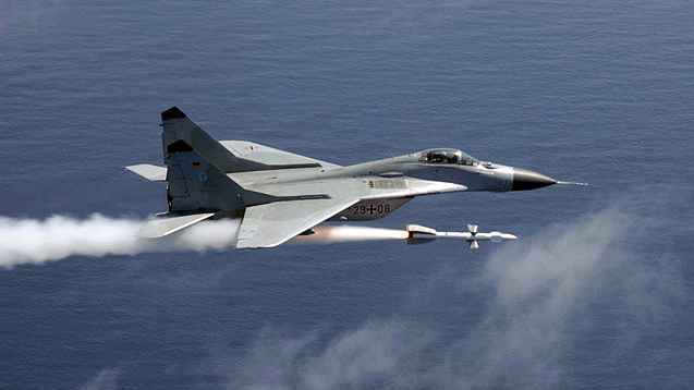 МиГ-29 ведет огонь ракетой Р-27
