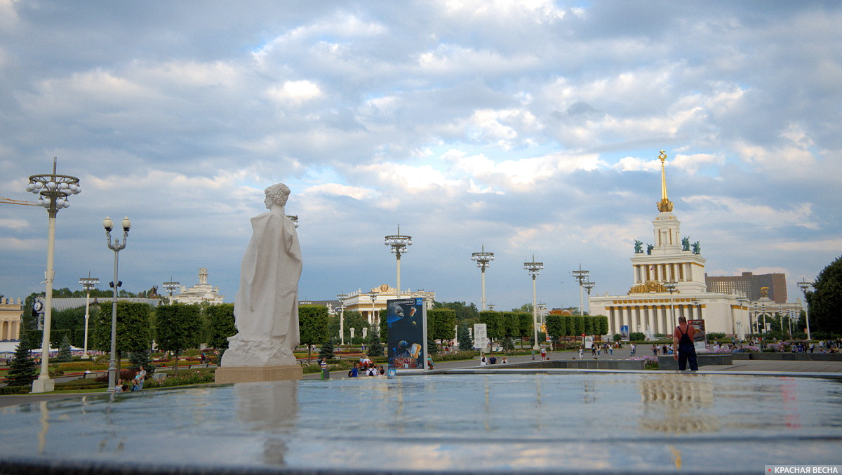 Скульптура у павильона «Азербайджан». Вид на розарий и другие павильоны. ВДНХ