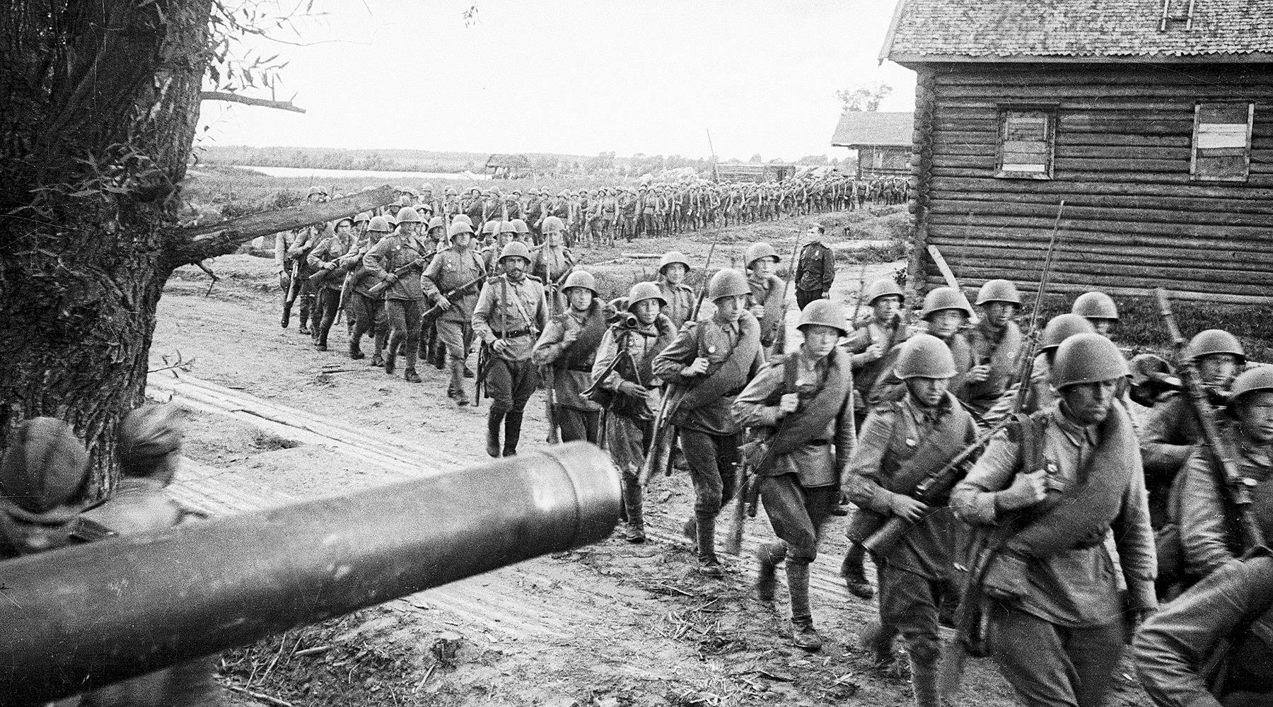 Пётр Бернштейн. Подразделение красноармейцев проходит маршем через деревню в Польше. 1944