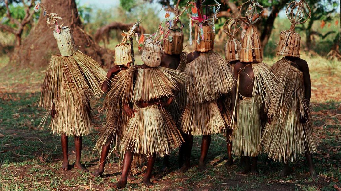 Юноши перед обрядом посвящения в охотники в Малави