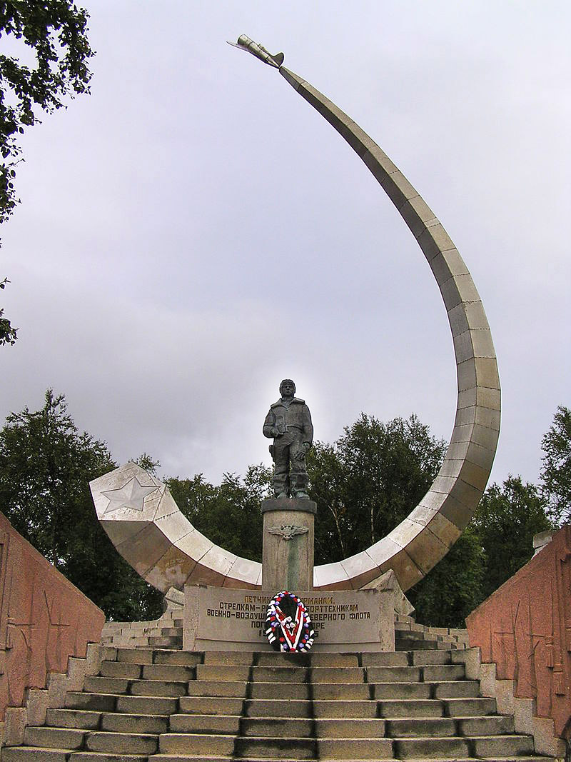 Мемориал авиаторам-североморцам, погибшим в море. Открыт 17•августа 1986•года в поселке Сафоново (Мурманская область)