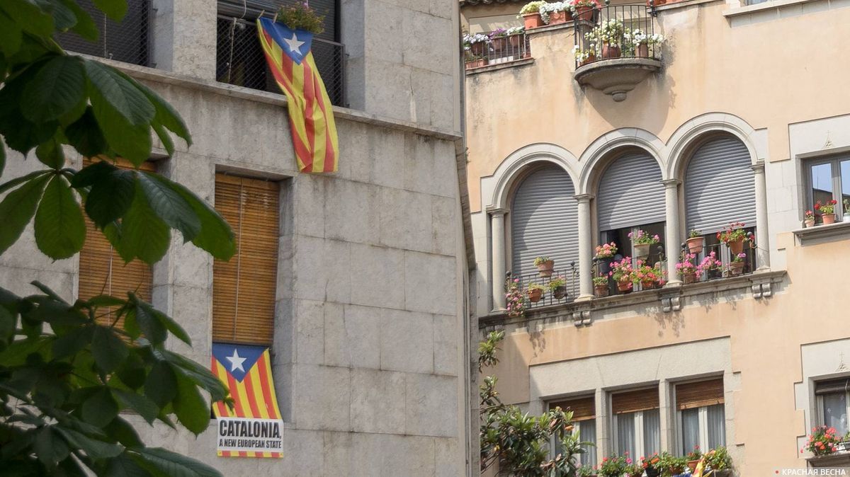 Флаги Каталонии в окнах, Жирона, Испания