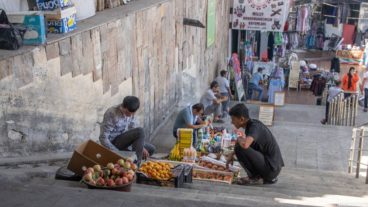 Торговцы на базаре Чор-су в Ташкенте