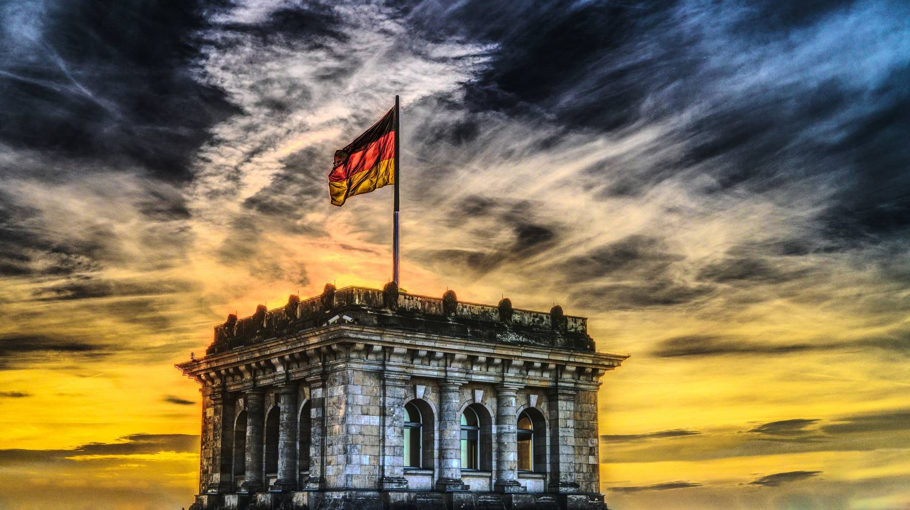 Флаг Германии над зданием Бундестага (рейхстага)