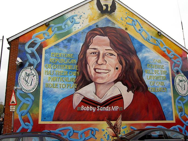 Фреска, посвященная республиканцу Бобби Сэндсу, умершему в тюрьме в результате голодовки, расположенная на фронтонной стене офиса «Шинн Фейн» на Фоллс-роуд, Белфаст