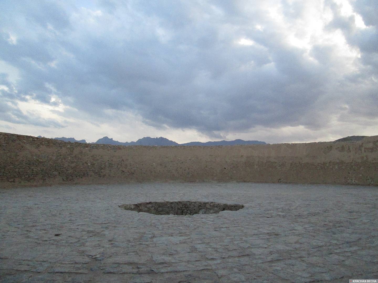 Место зороастрийских погребений в башне Тишины. Иран