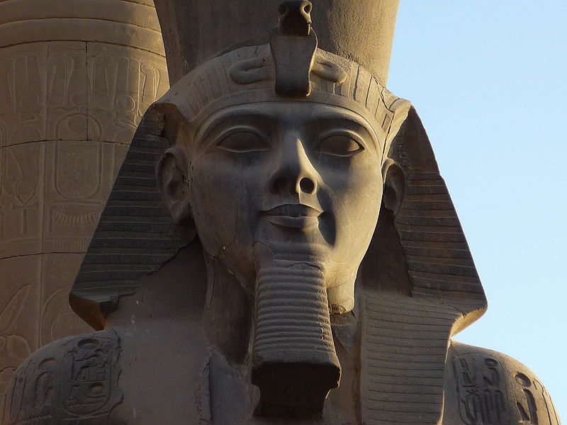 Статуя Рамсеса II, Луксорский храм. Египет