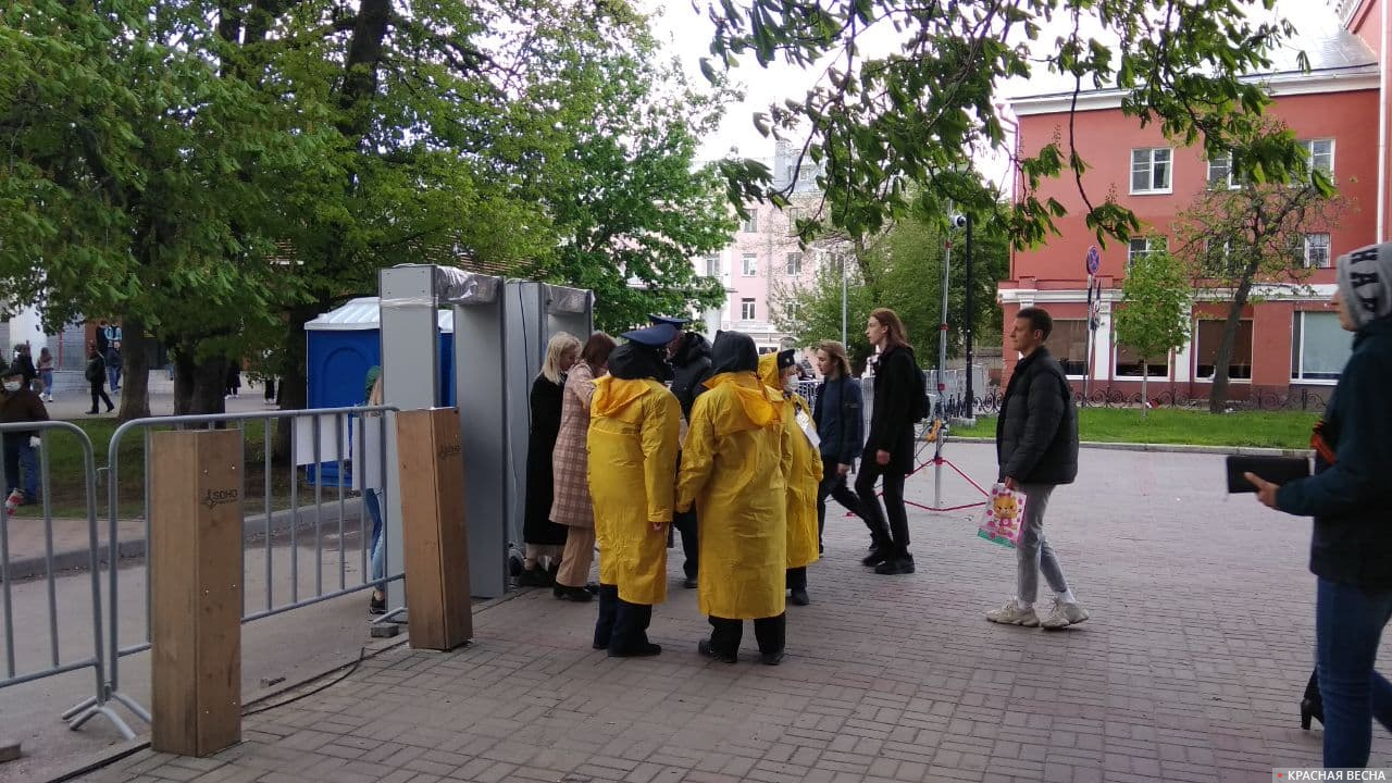 Вход на территорию празднования Дня Победы в Воронеже, 9 мая 2021 года