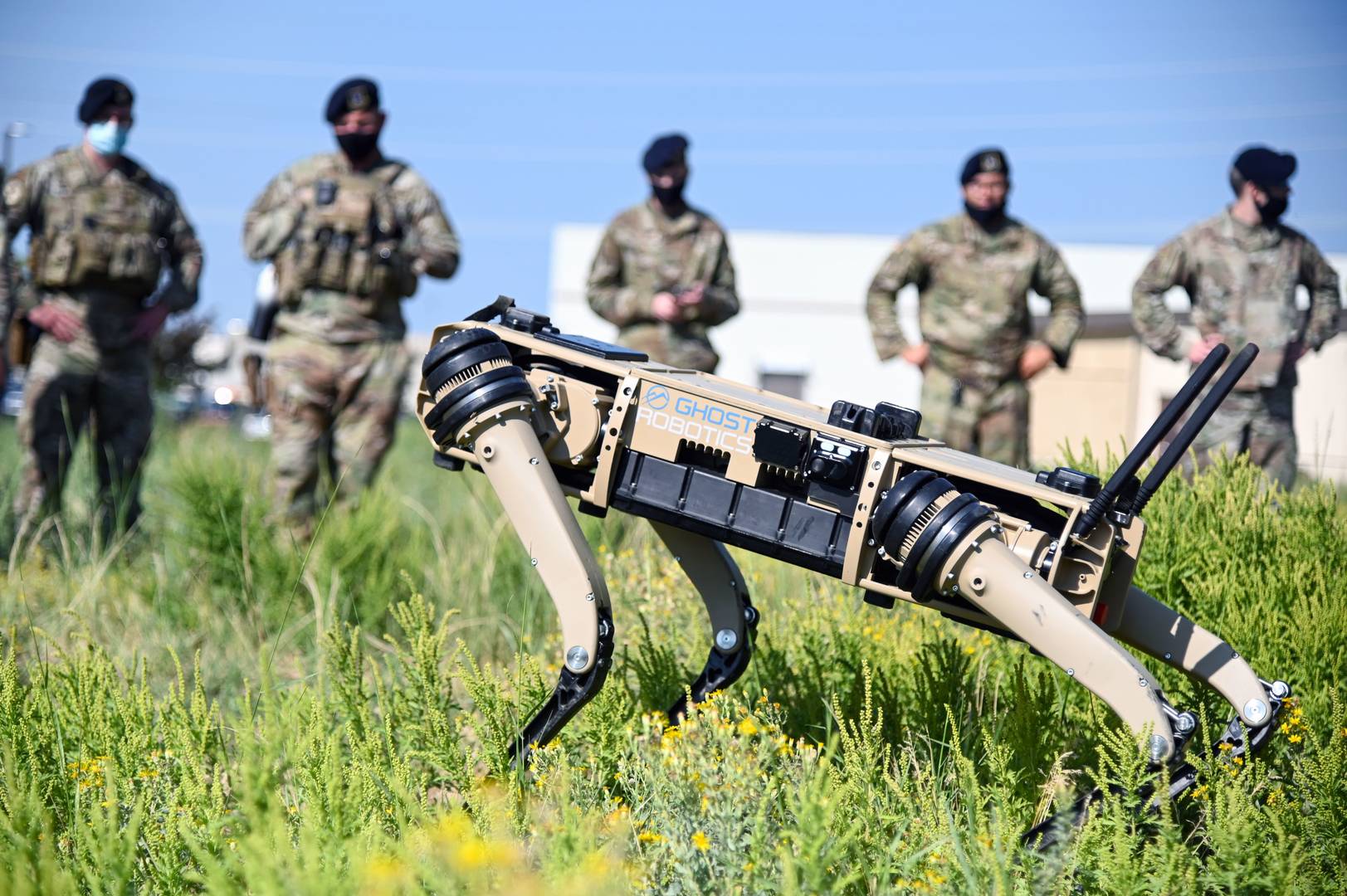 Демонстрация возможностей собаки-робота Q-UGV на базе ВВС США Хилл, штат Юта