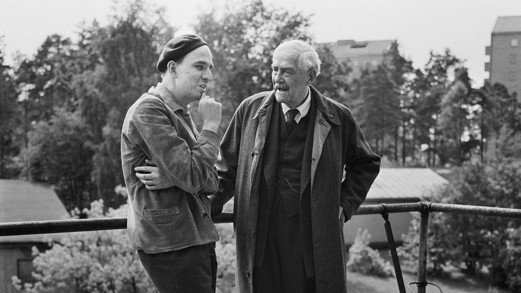 Бергман (слева) и Виктор Шёстрём во время съёмок фильма «Земляничная поляна» (1957 год)