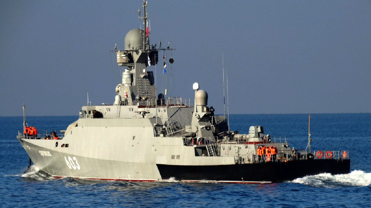 Корабли Балтфлота отразили атаку условного противника с воздуха и моря