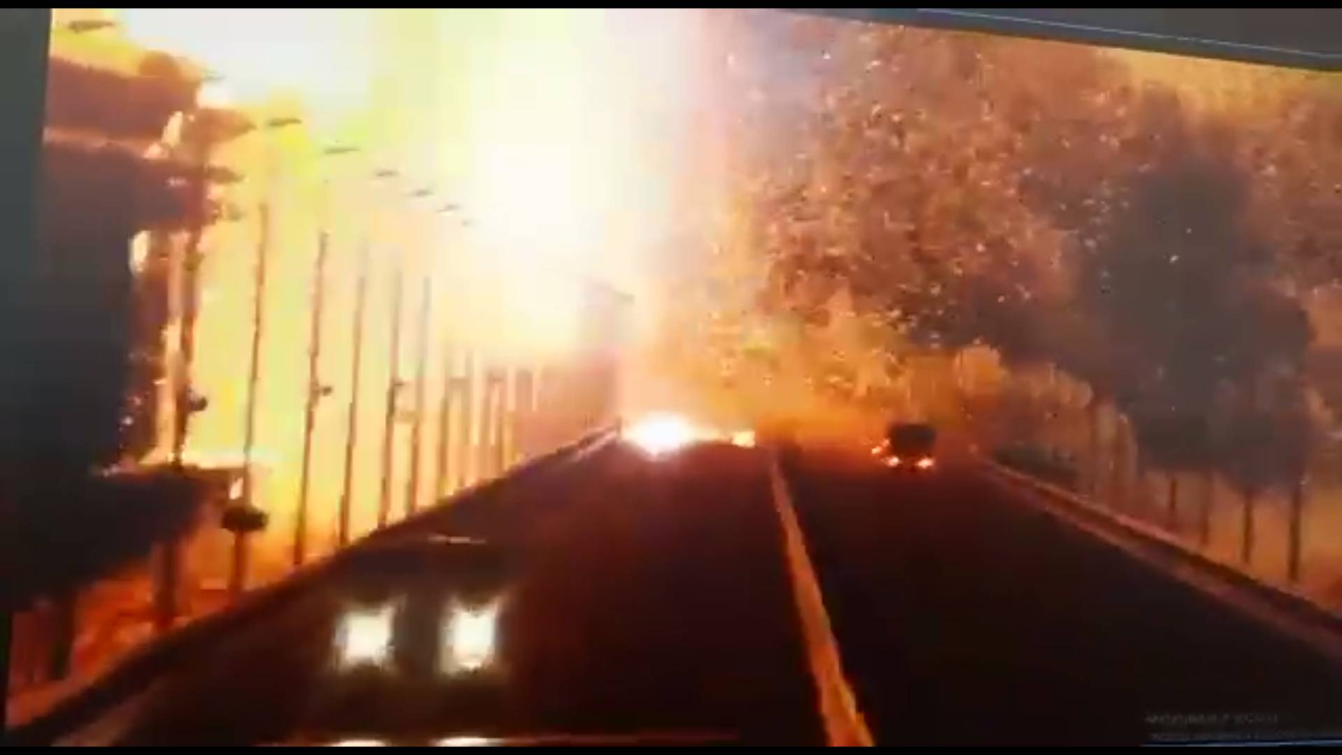 Момент взрыва грузовика на Крымском мосту