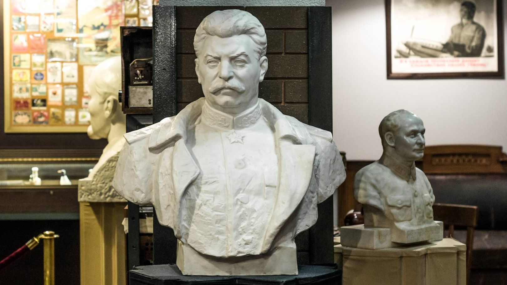 Бюст Сталина в музее
