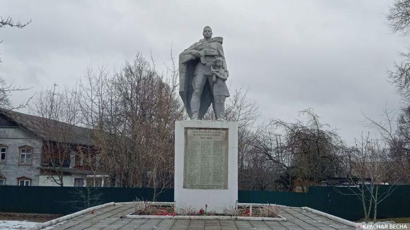 Памятник «Воину-освободителю» перед главным входом школы № 1 в г. Кондрово https://rossaprimavera.ru/news/94013b65