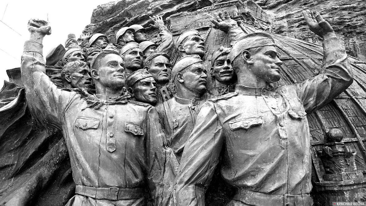 Фрагмент памятника В борьбе против фашизма мы были вместе. Москва, Парк Победы