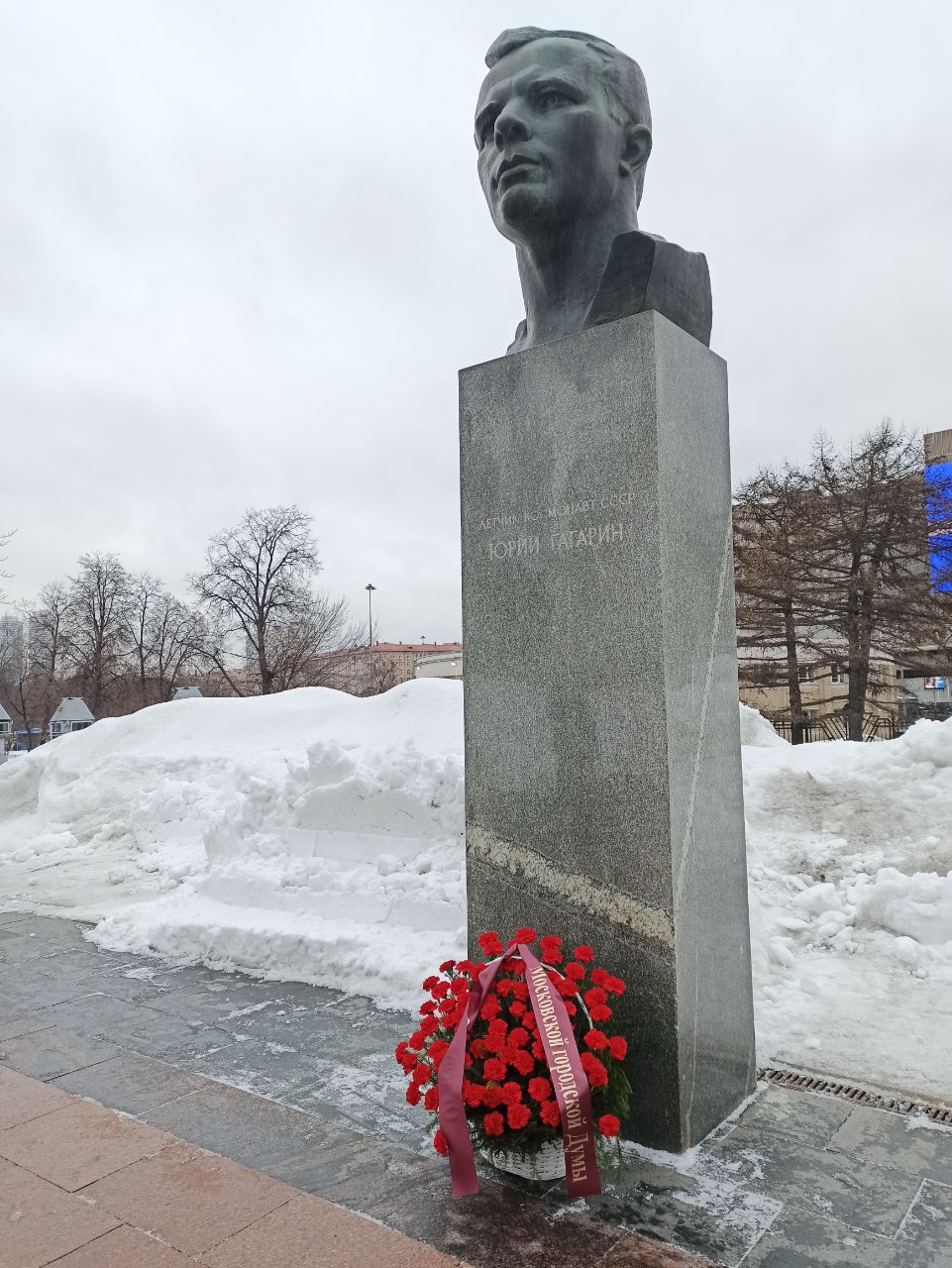 Цветы у памятника Юрию Гагарину
