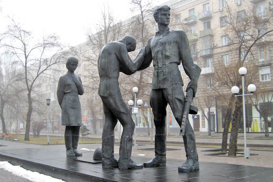 Памятник комсомольцам - защитникам Сталинграда