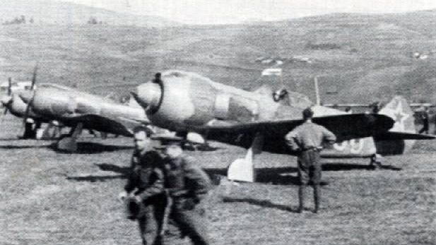 Советские летчики у самолетов Ла-5