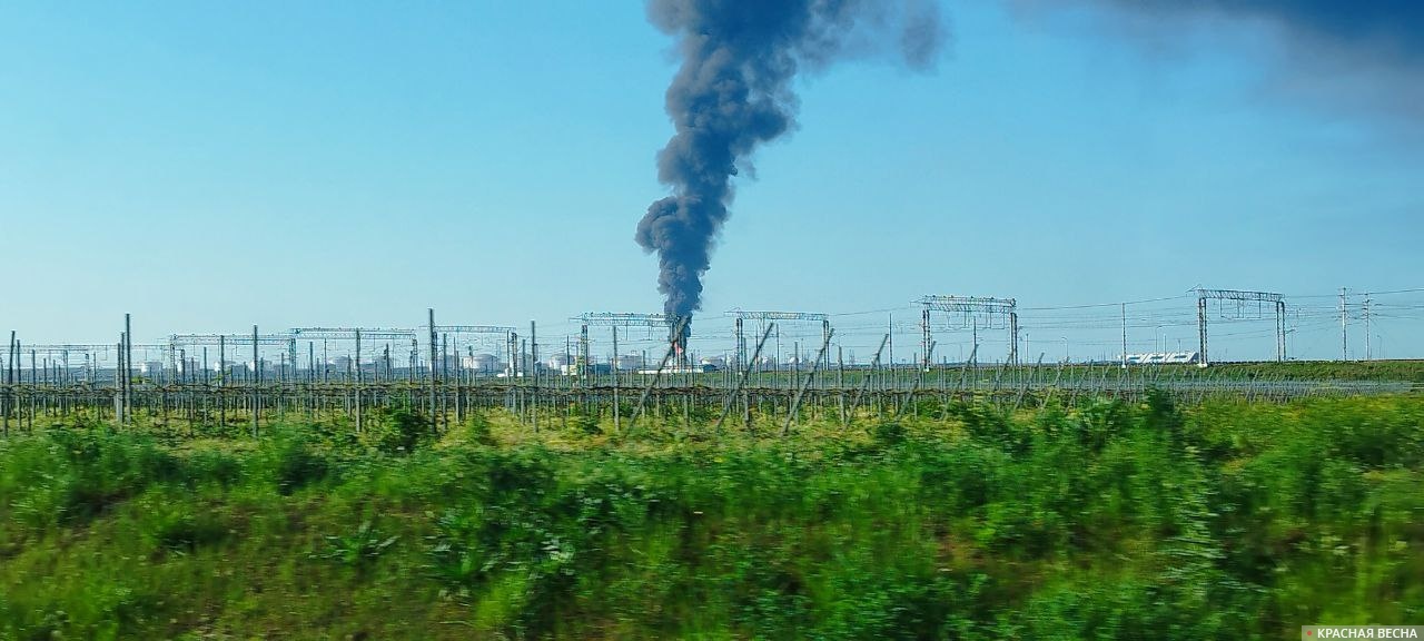 Пожар на нефтебазе в Краснодарском крае