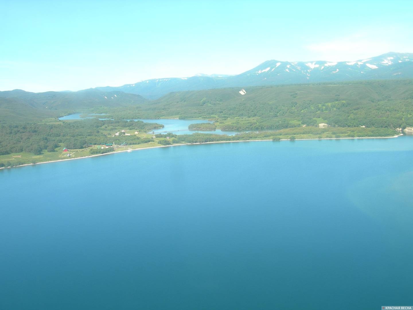 Курильское озеро вид с вертолета Камчатка