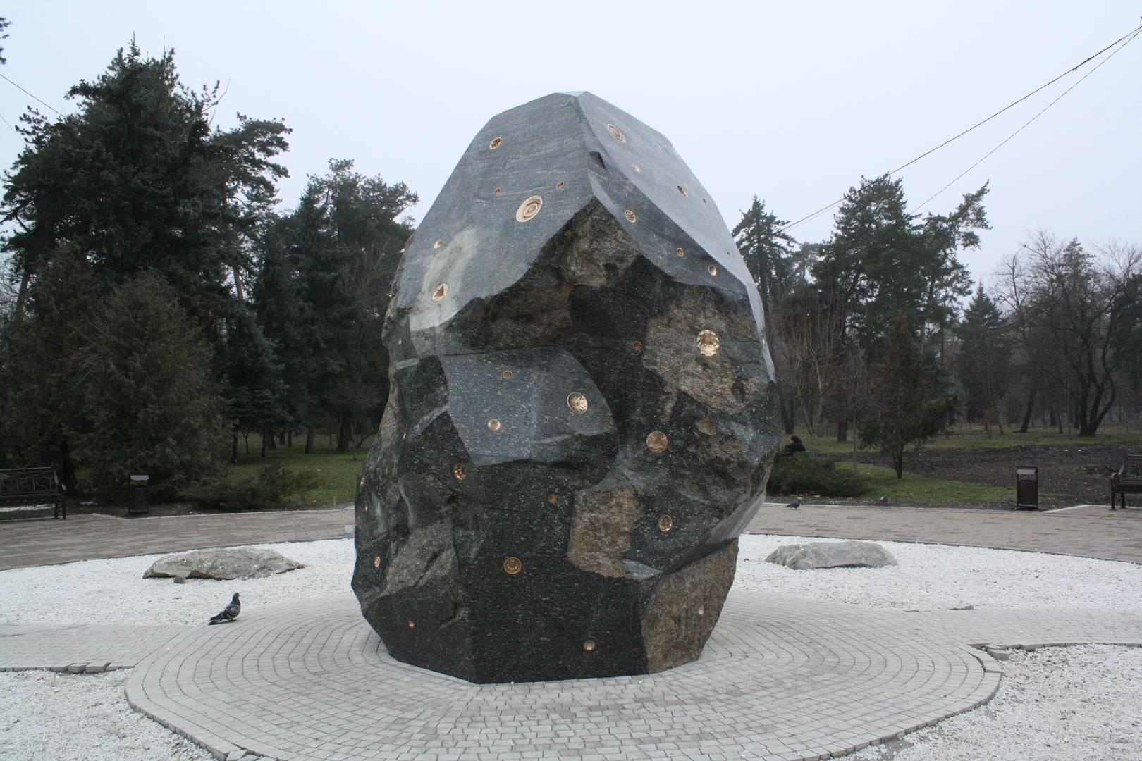 Алим Пашт-Хан: Звёздный камень (гранит, бронза, 2017) — Атажукинский парк, Нальчик