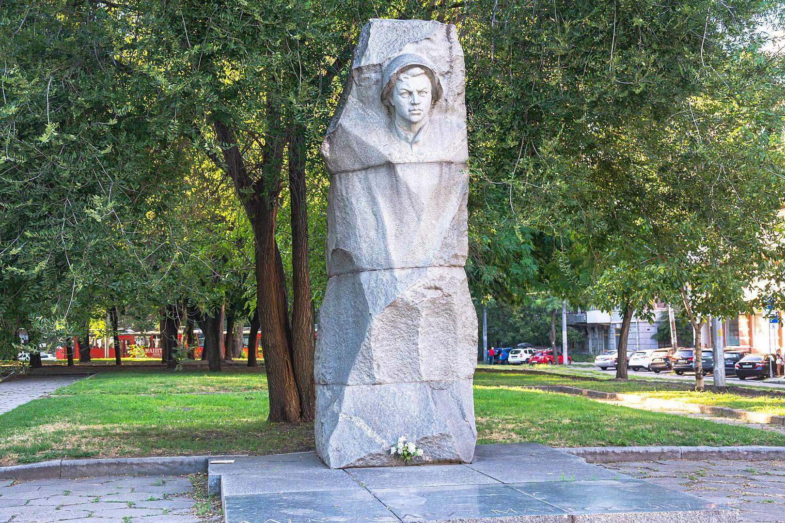Памятник Адександру Матросову в Днепропетровске