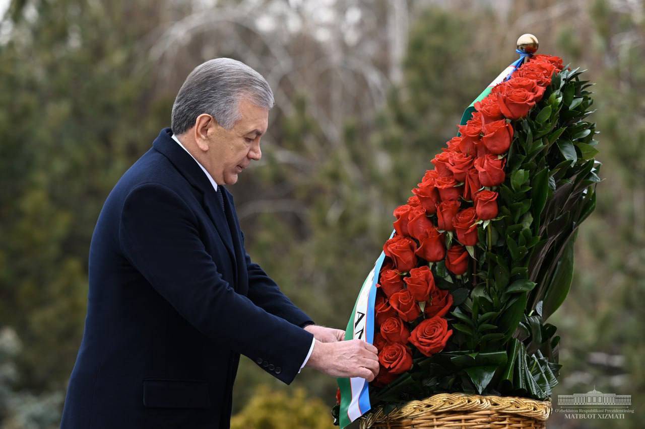 Президент Узбекистана возлагает цветы к памятнику Ислама Каримова