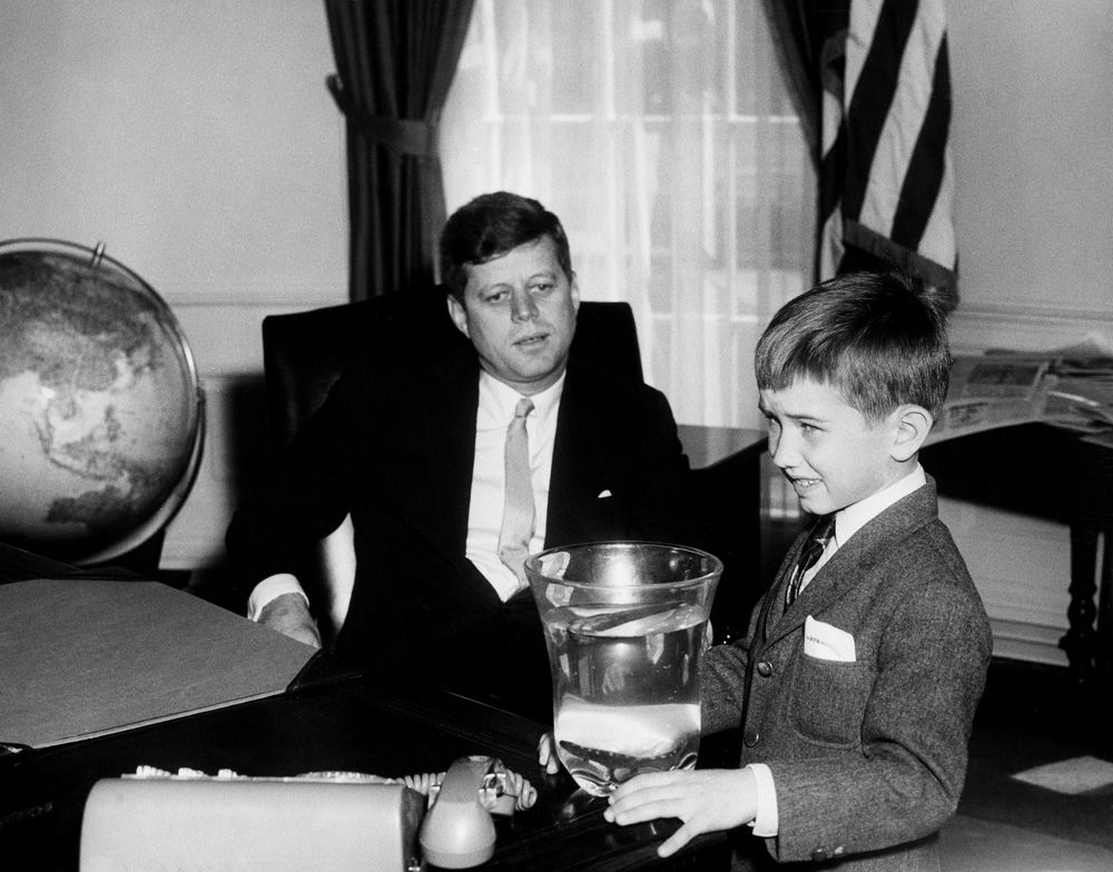 Роберт Ф. Кеннеди-младший с президентом Джоном Ф. Кеннеди в 1961 году