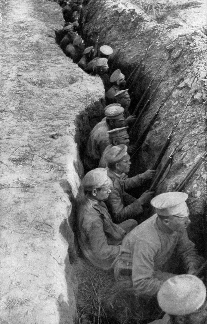 Русские войска в траншее, ожидающие атаки немцев. 1917