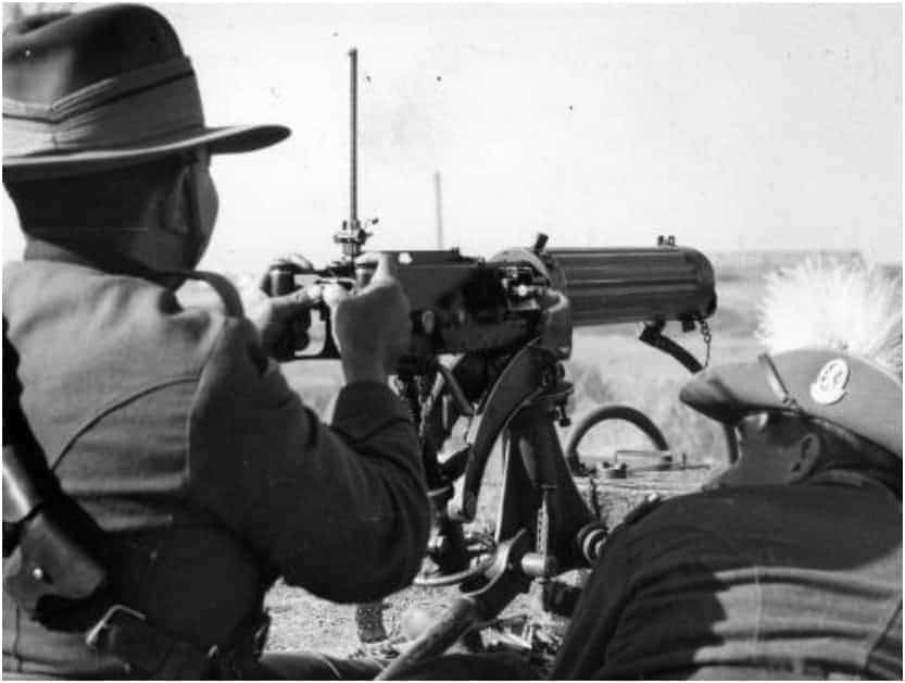 Австралийские военные во время войны с эму. 1932 год.