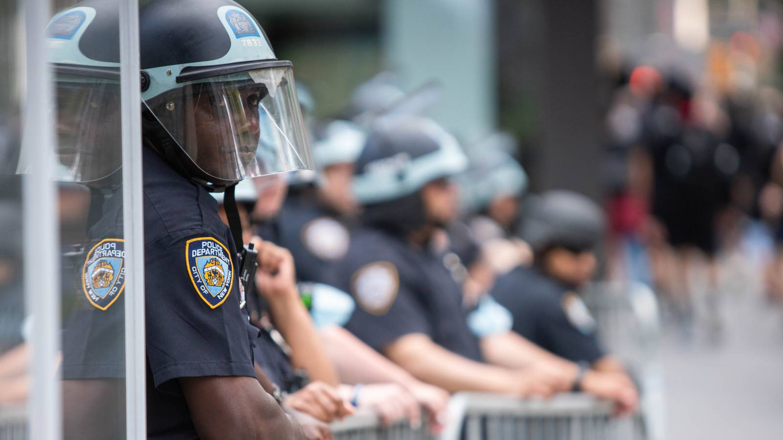 Полиция Нью-Йорка во время беспорядков в США