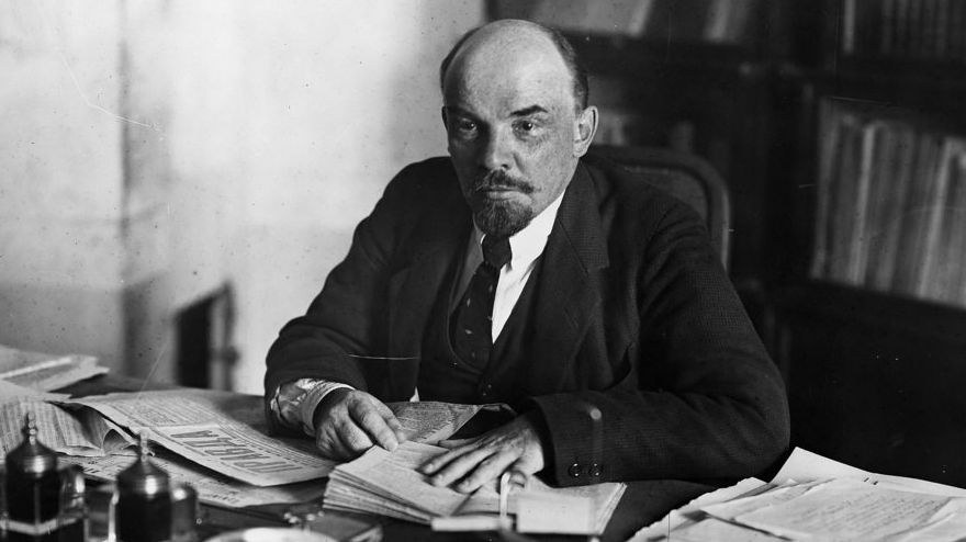 Ленин в своем кабинете в Кремле. 16 октября 1918 г.