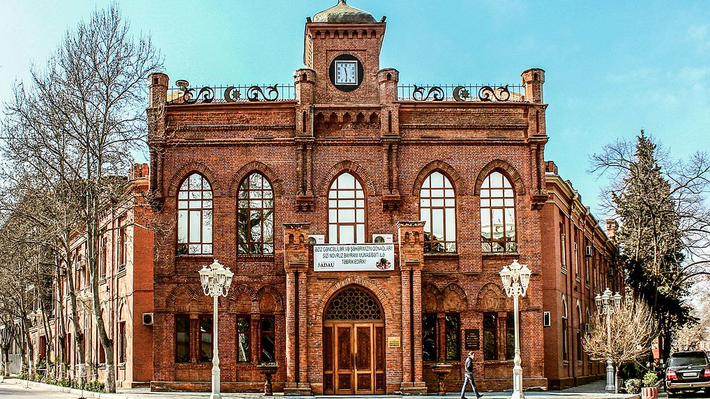 Здание Азербайджанского Национального Совета. Гянджа, Азербайджан