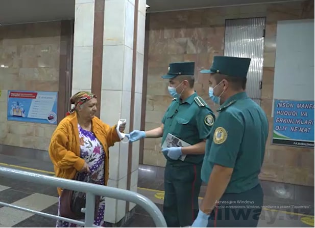 Милиционеры отлавливают в метро безмасочников и раздают им маски