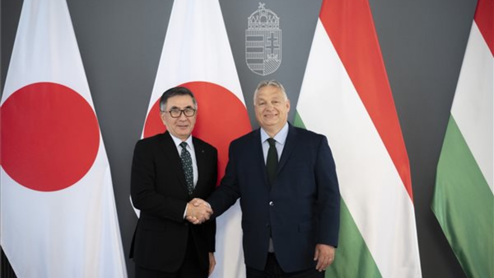 Премьер-министр Венгрии Виктор Орбан и исполнительный директор Suzuki Motor Corporation Тосихиро Сузуки