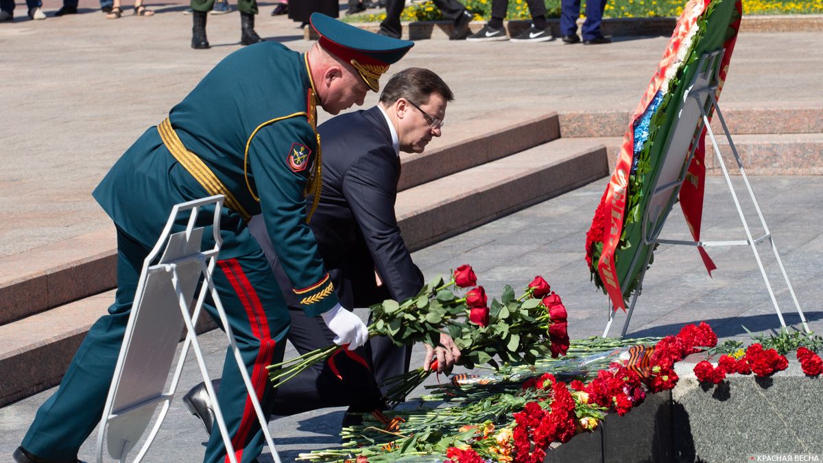 Губернатор Дмитрий Азаров возлагает цветы у Вечного огня