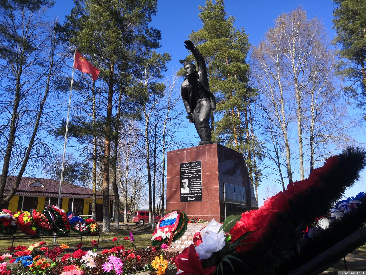 Памятник защитникам южного Приладожья на месте братской могилы в центре села Паша