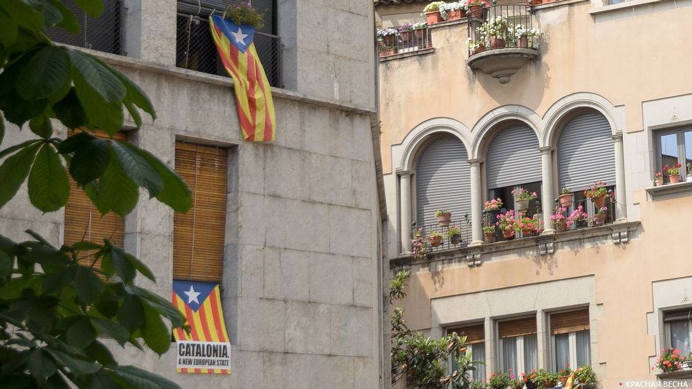 Флаги Каталонии в окнах, Жирона, Испания.