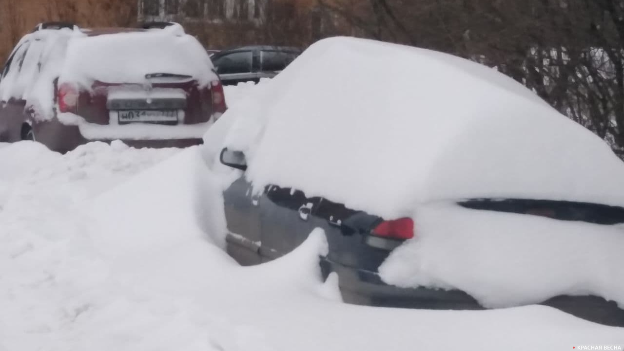 Занесенные снегом машины в Обнинске