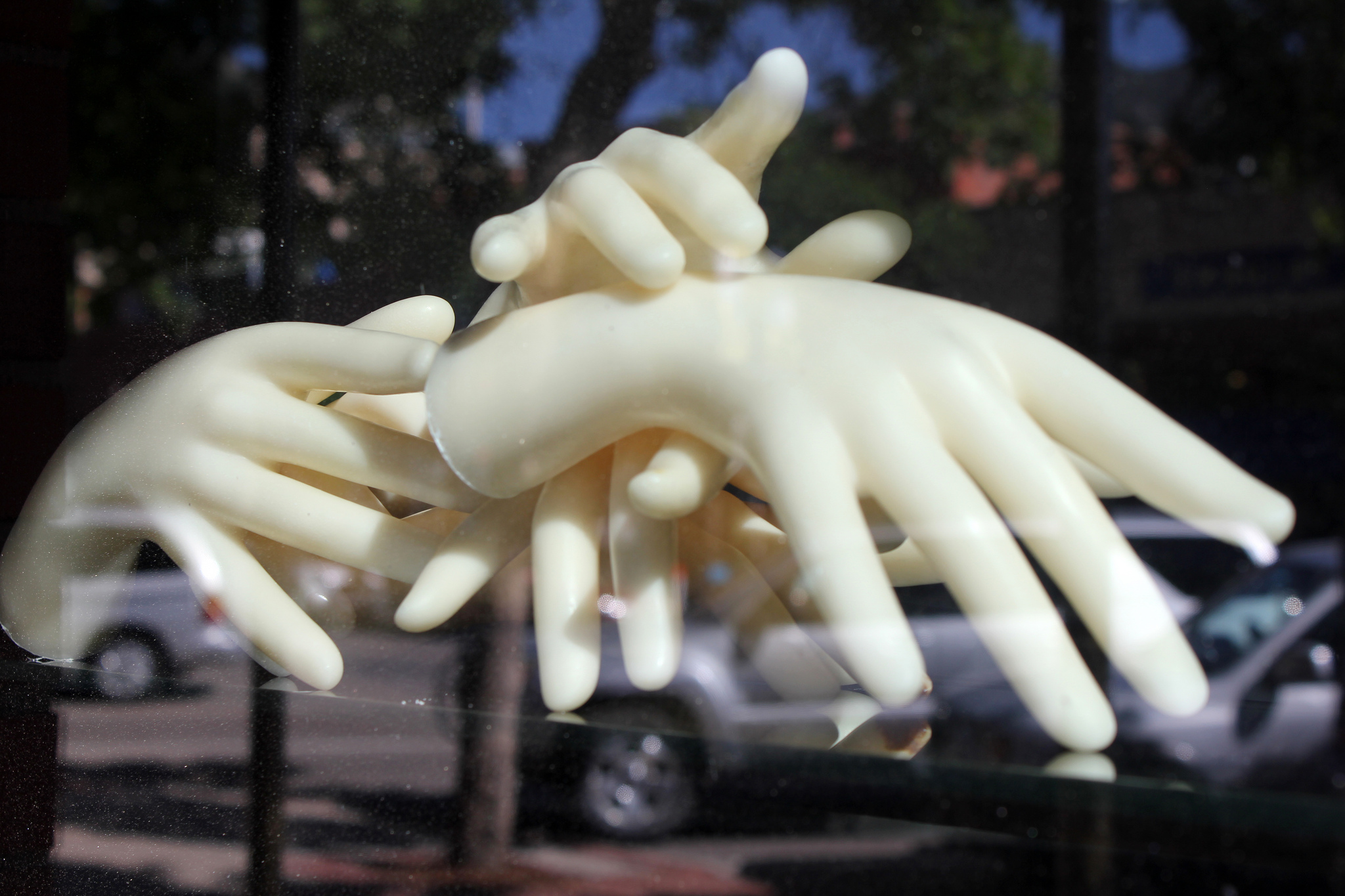 Загребущие руки (инсталляция) [(cc) Quinn Dombrowski]