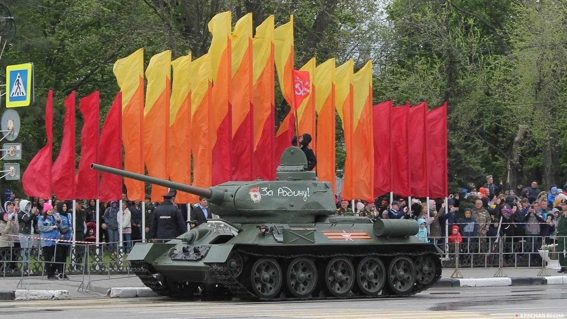 Танк Т-34 на параде