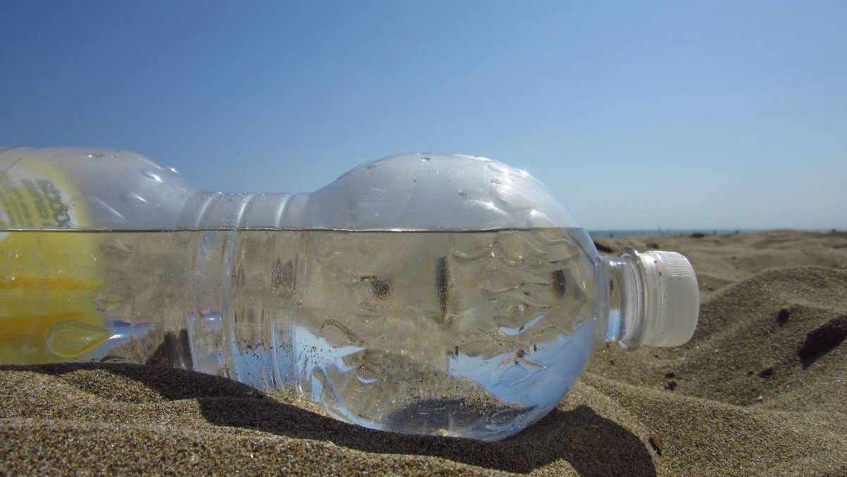 Бутылка воды на песке