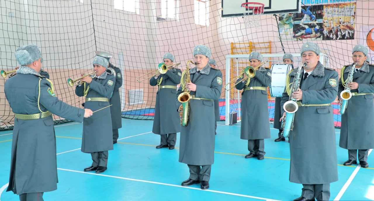 Военный оркестр в школе