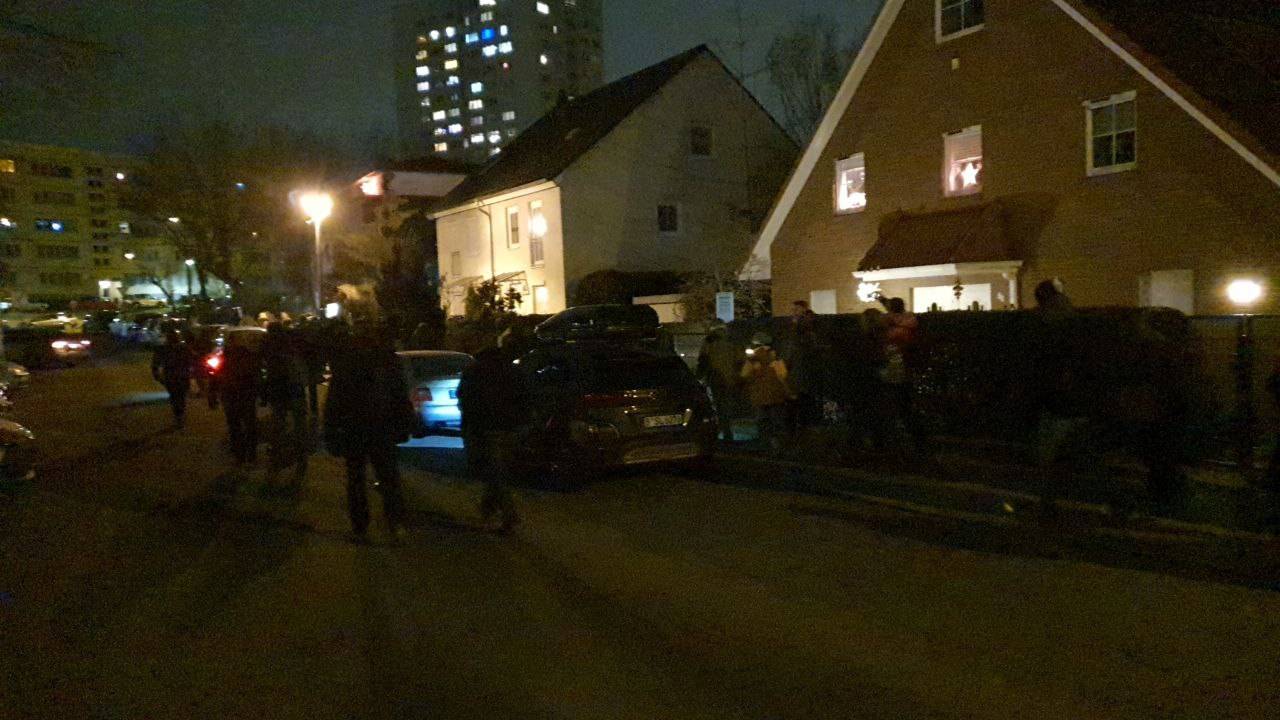 Процессия гуляющих демонтстрантов по району Марцан (Берлин)