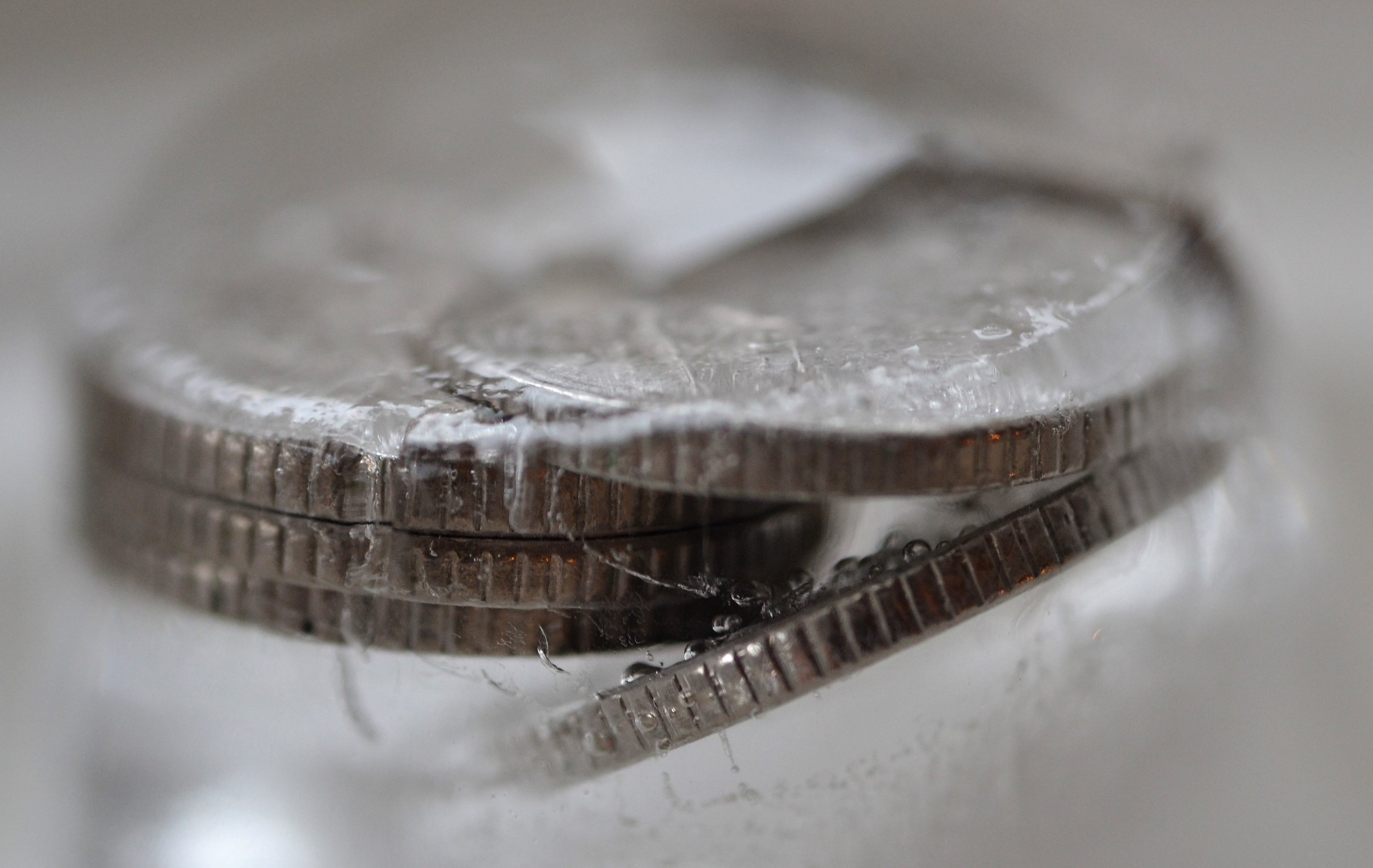 Монеты, вмерзшие в лед